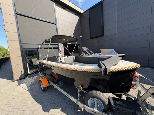 Marinaut 485 sloep met open kuip, schuin van achteren