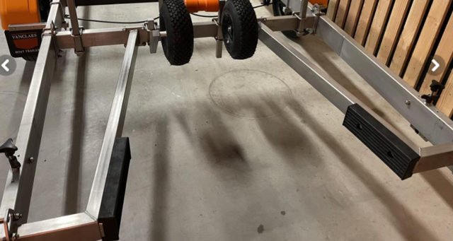 Von Claes Navis 1350 550 gebremster Buntrailer