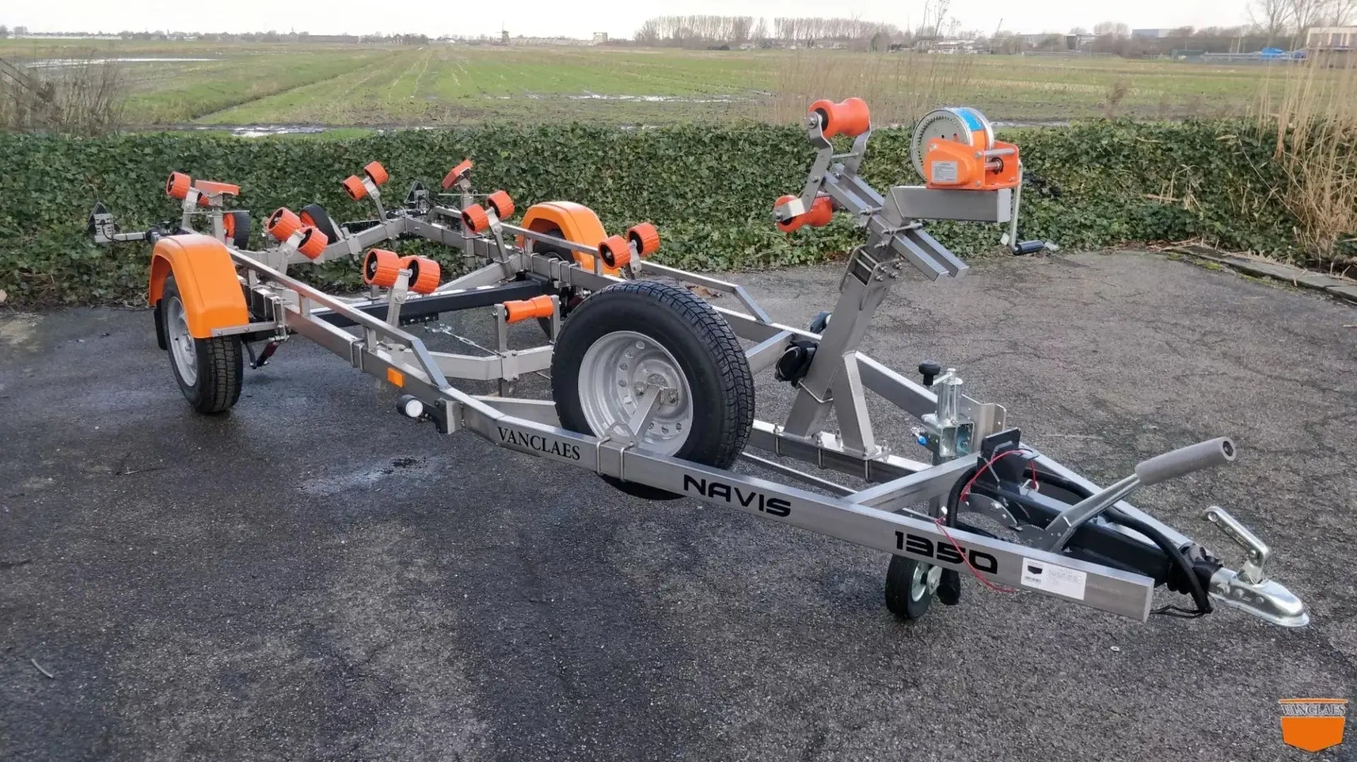 Van Claes Navis 1350 550 geremd 1 as - Marinaut