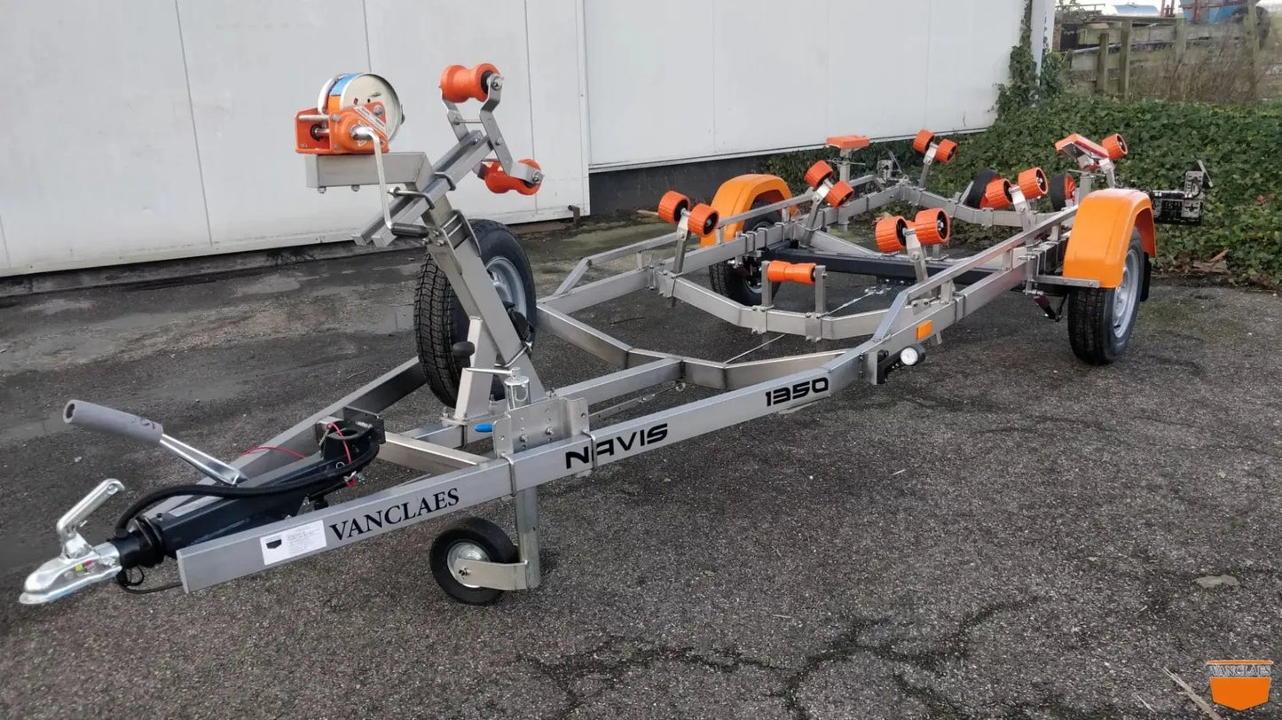 Van Claes Navis 1350 550 geremd 1 as - Marinaut