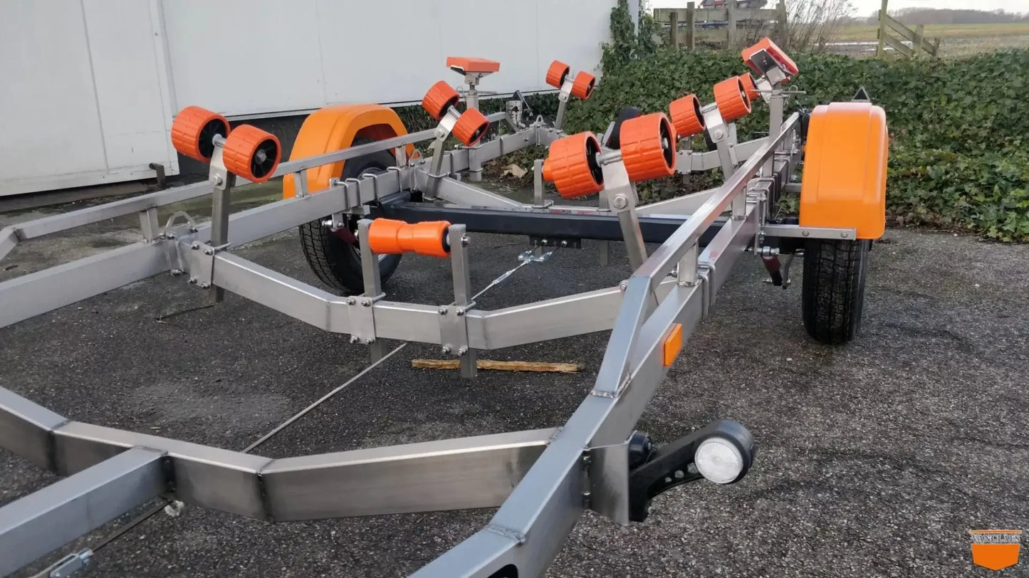 Van Claes Navis 1350 550 geremd 1 as - Marinaut