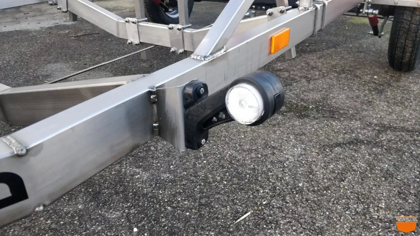 Van Claes Navis 1350 550 geremd 1 as - Marinaut