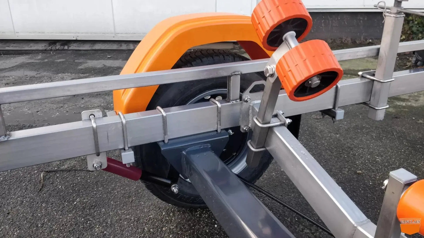 Van Claes Navis 1350 550 geremd 1 as - Marinaut