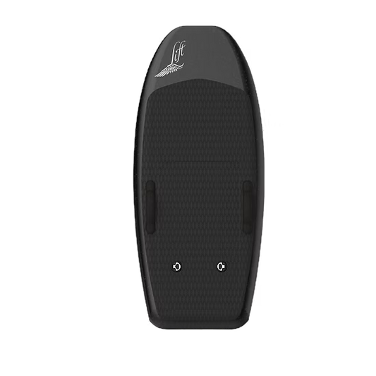 Zwarte eFOIL LIFT 4 surfplank met carbon afwerking en antislip dek, ontworpen voor soepele en stille waterervaringen.