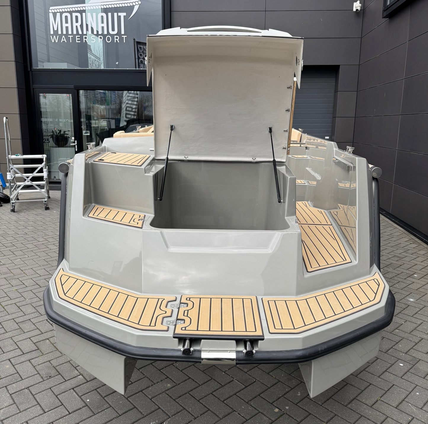 Aqua 24 T7 700 tender