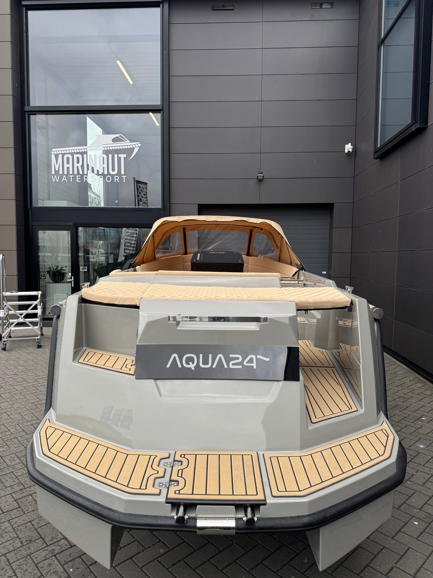 Aqua 24 T7 700 tender