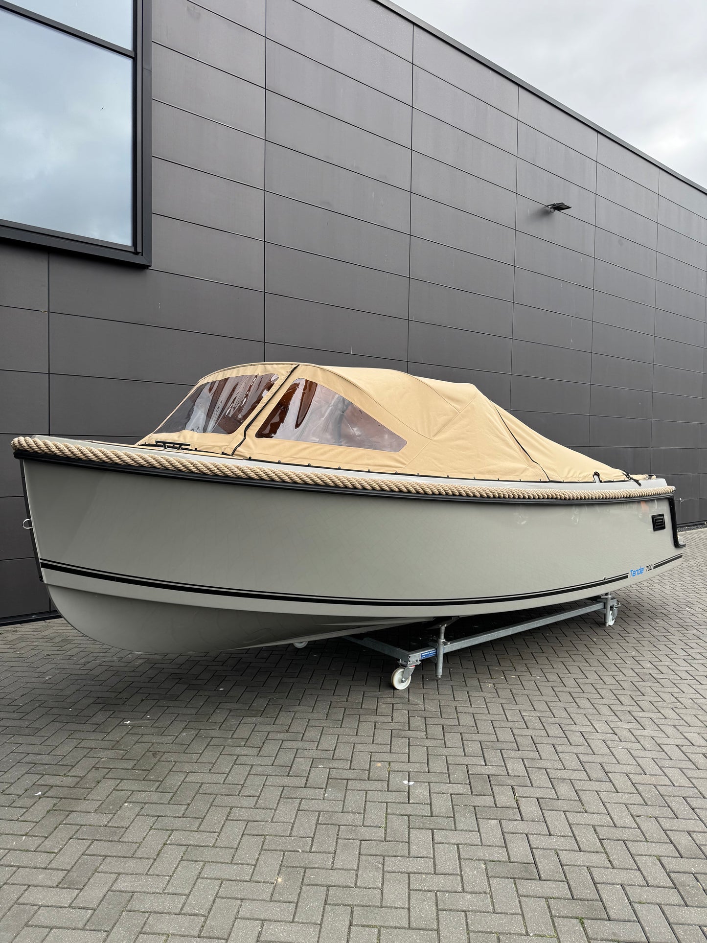 Aqua 24 T7 700 tender