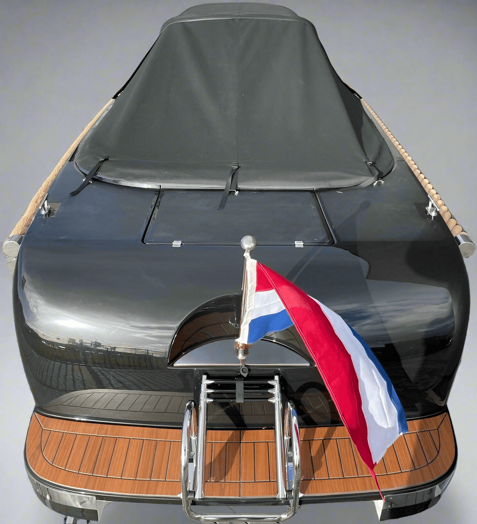 Achteraanzicht Lago Amore 565 met kuipzeil en zwemtrap