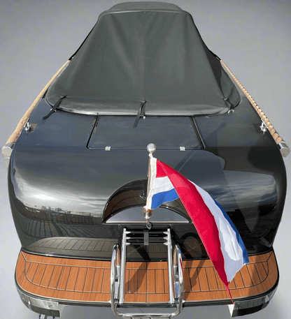 Achteraanzicht Lago Amore 565 met kuipzeil en zwemtrap