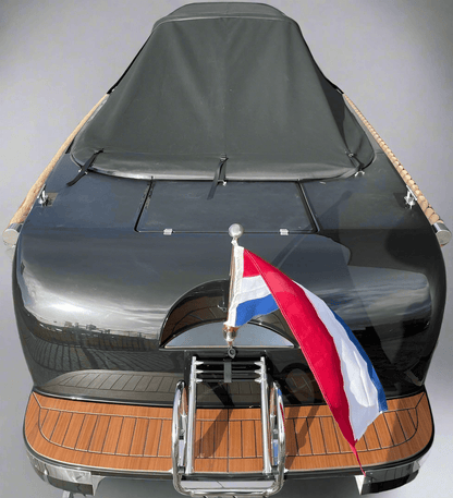 Lago Amore 565 met volledig afgedekte kuip en zwemtrap