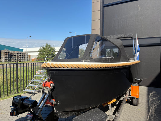 Donkere Marinaut 485 sloep met cabriokap, vooraanzicht