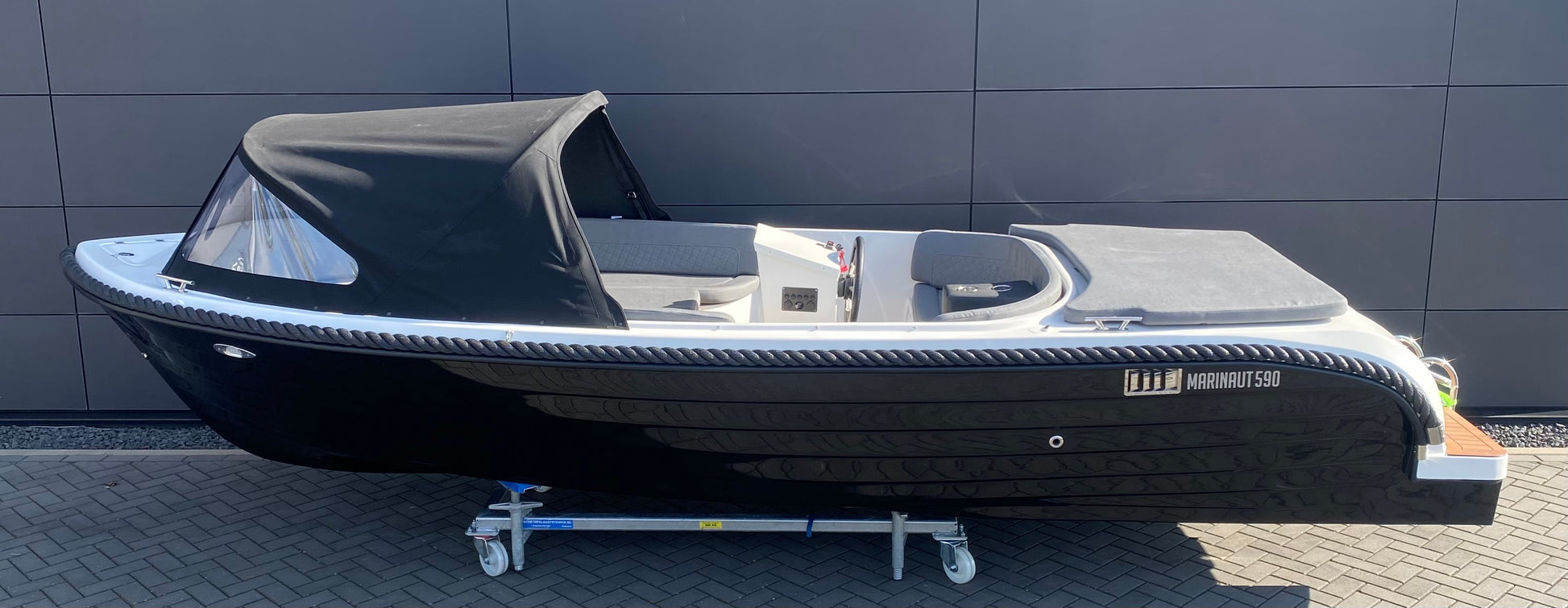 Marinaut 590 RAL 9005 gitzwart buitenzijde/RAL 9016 verkeerswit binnenzijde