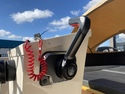 Gashendel en dodemanskoord op stuurconsole van Marinaut 590