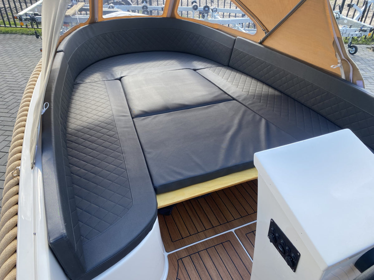 Voorste rondzit van Marinaut 590 met donkergrijze kussens en zonnedek