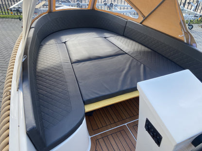 Voorste rondzit van Marinaut 590 met donkergrijze kussens en zonnedek