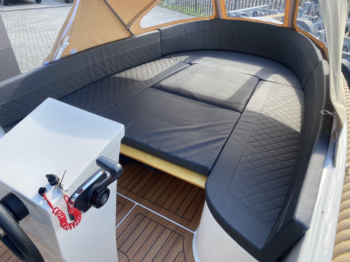 Rondzit en stuurconsole van Marinaut 590 onder beige cabriokap