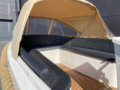 Kuip van Marinaut 590 met donkergrijze kussens onder beige cabriokap