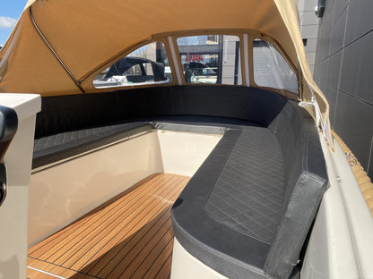 Rondzit van Marinaut 590 met teakvloer onder beige cabriokap