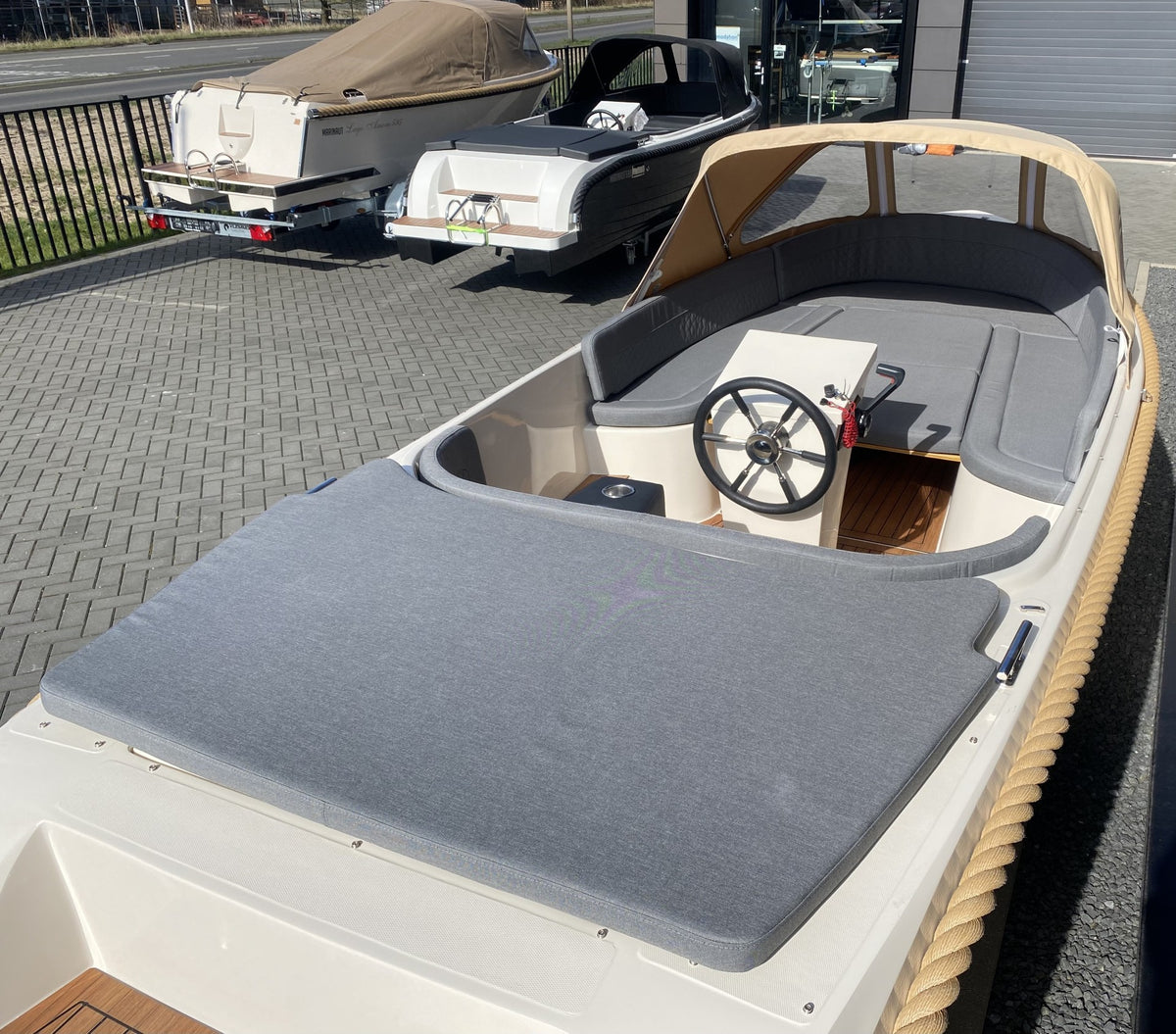 Kuip van Marinaut 590 met stuurconsole, zonnedek en bunkussen