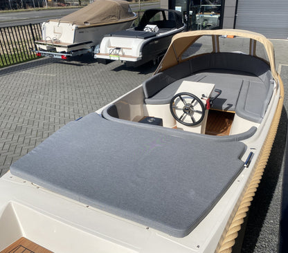 Kuip van Marinaut 590 met stuurconsole, zonnedek en bunkussen
