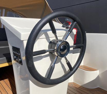 Stuurconsole met zwart stuurwiel in Marinaut 590