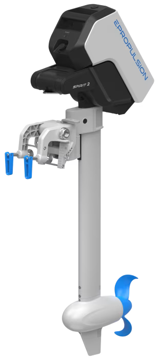 ePropulsion Spirit 2 2kW elektrische buitenboordmotor met geïntegreerde accu en blauwe propeller, geschikt voor duurzame vaartuigaandrijving.