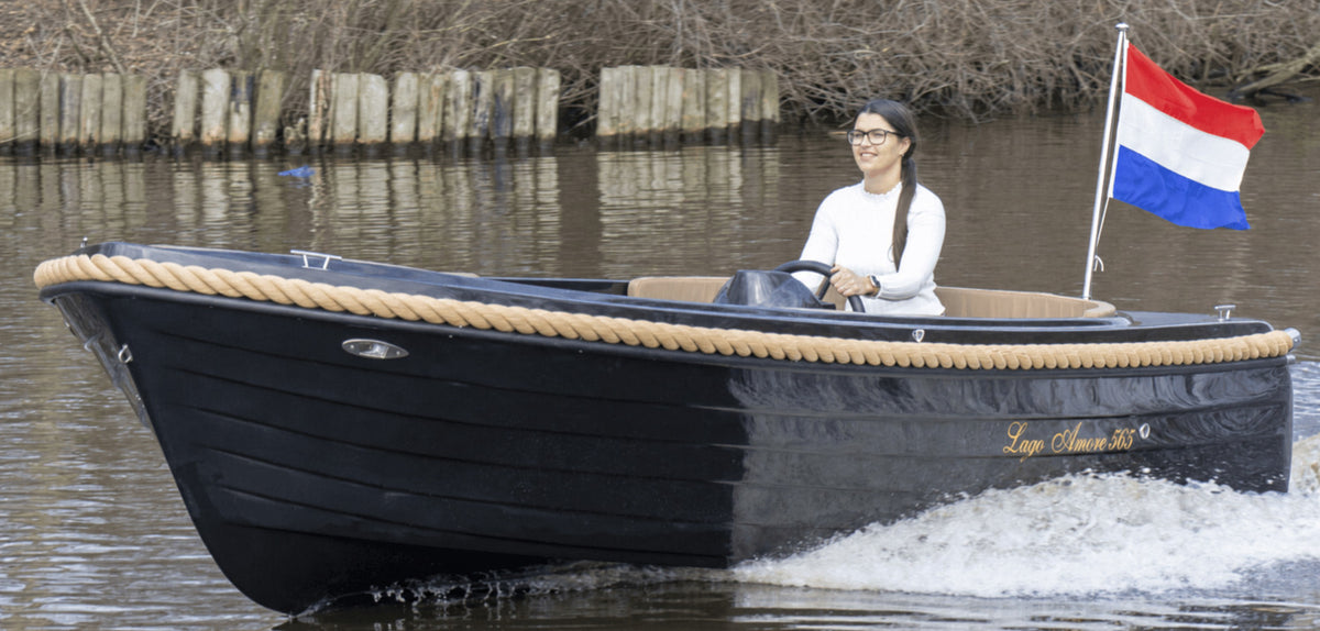 Lago Amore 565 tendersloep varend, schuin van voren