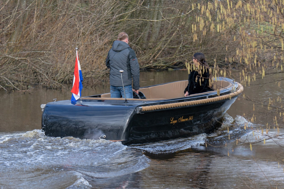 Zwarte Lago Amore 565 tendersloep varend, achteraanzicht