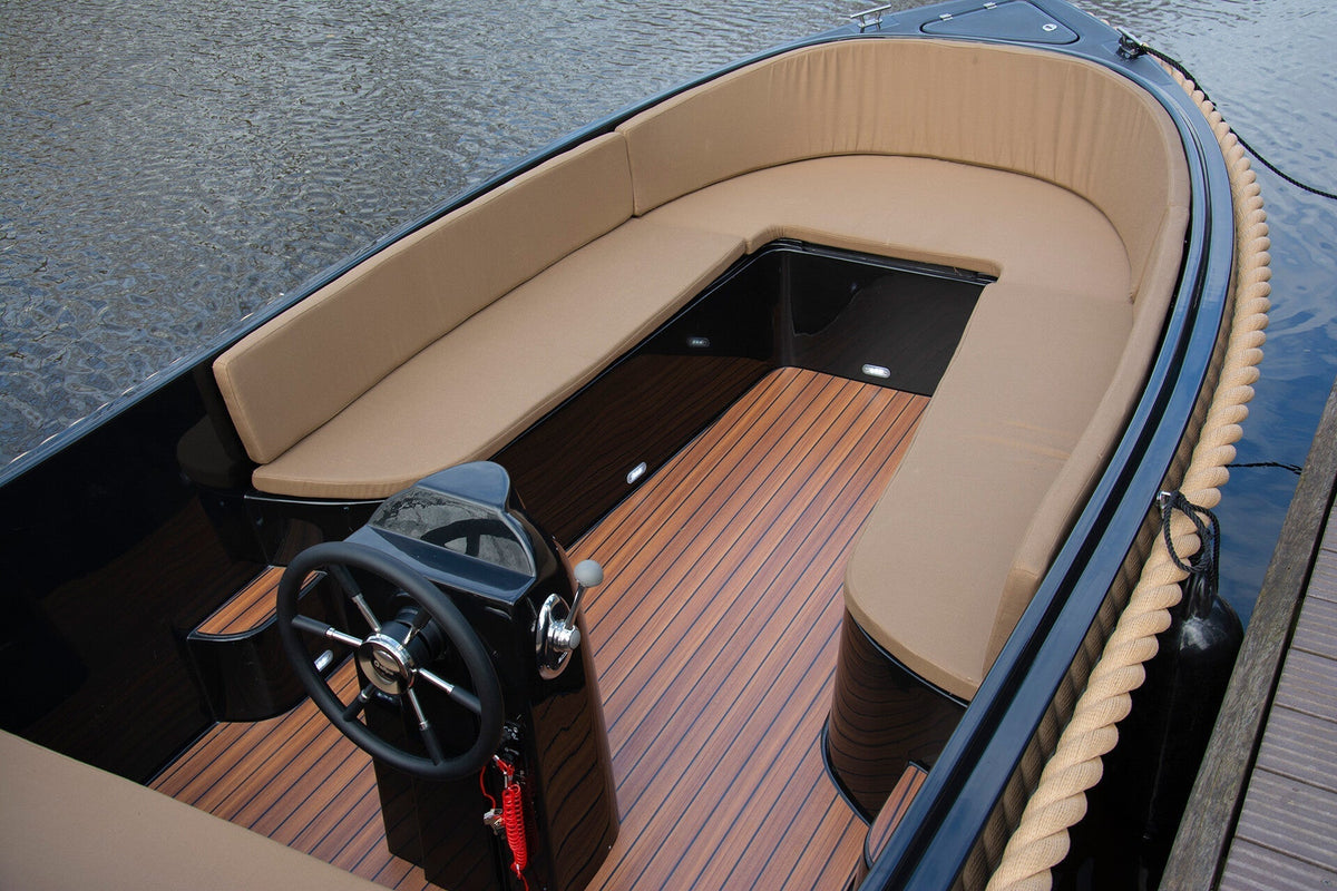 Beige kuip en stuurstand van Lago Amore 565