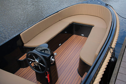 Beige kuip en stuurstand van Lago Amore 565