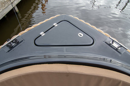 Ankerluik op het voordek van Lago Amore 565