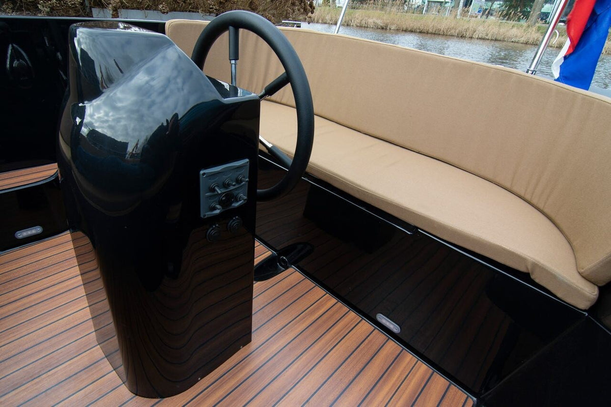 Stuurstand en beige zitbank van Lago Amore 565