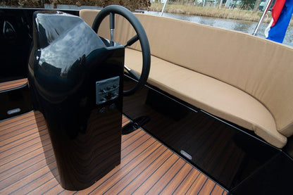 Stuurstand en beige zitbank van Lago Amore 565