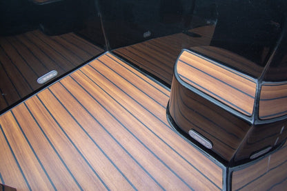 HPL-teakvloer en motorkist van Lago Amore 565