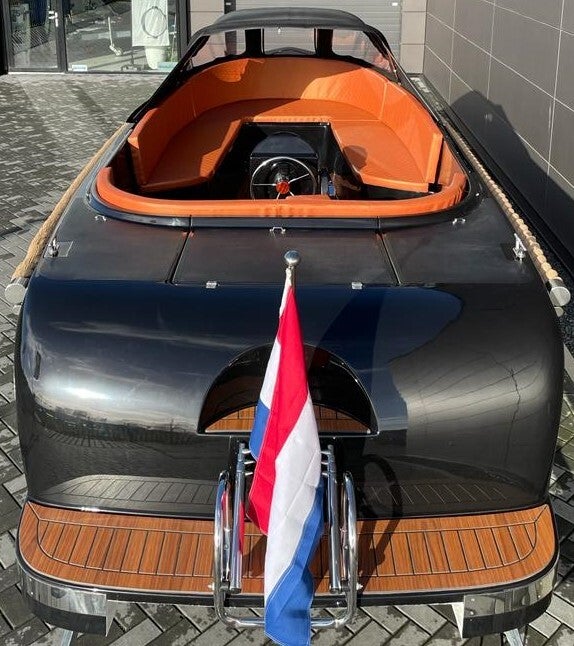 Achterzijde Lago Amore 565 met open oranje kuip
