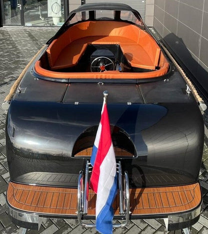 Achterzijde Lago Amore 565 met open oranje kuip