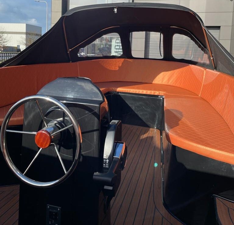 Stuurconsole van Lago Amore 565 met oranje details