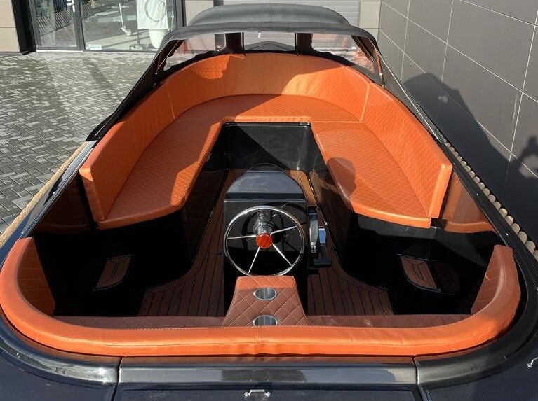 Oranje cockpit van Lago Amore 565 gezien vanaf de achterzijde