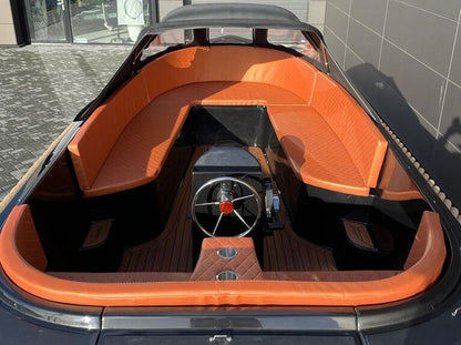 Oranje cockpit van Lago Amore 565 gezien vanaf de achterzijde