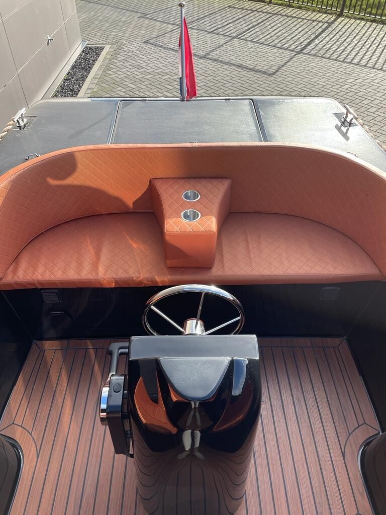 Stuurconsole en voorbank van Lago Amore 565