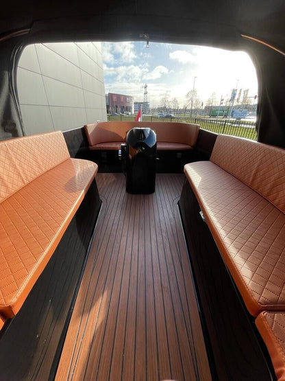 Cockpit van Lago Amore 565 onder de buiskap