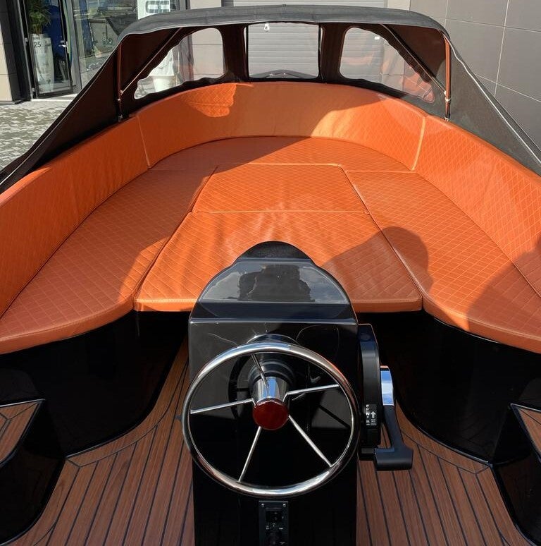 Stuurstand en oranje bekleding van Lago Amore 565