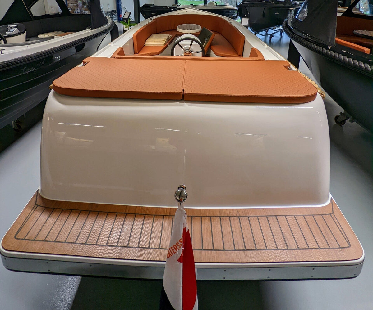 Witte Lago Amore 565 met zwemplateau, achteraanzicht