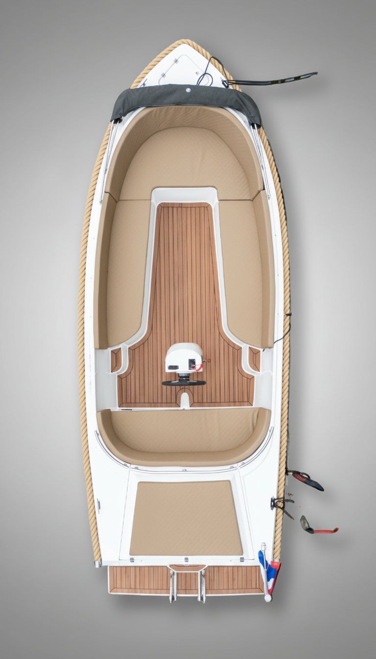 Bovenaanzicht van de Reitdieper 570 Tendersloep met teakdek en centrale stuurpositie, ideaal voor ontspannen varen en zonnebaden.