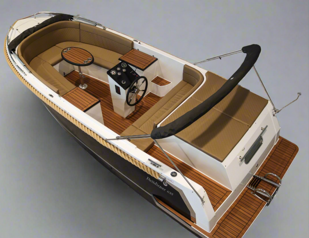 Reitdieper 635 Tender met teakvloer, carbon kussenset en stuurconsole, ideaal als luxe tendersloep voor gezinsgebruik.