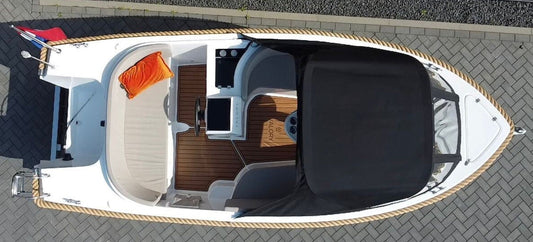 Kuip van Marinaut 540 met stuurconsole, zitplaatsen en teakvloer